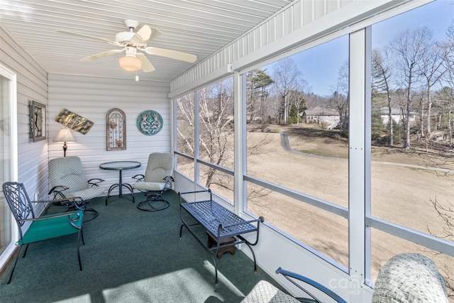 sunroom with ceiling fan