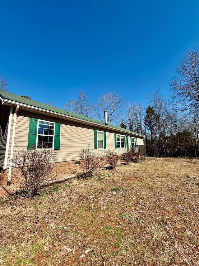 exterior space featuring crawl space