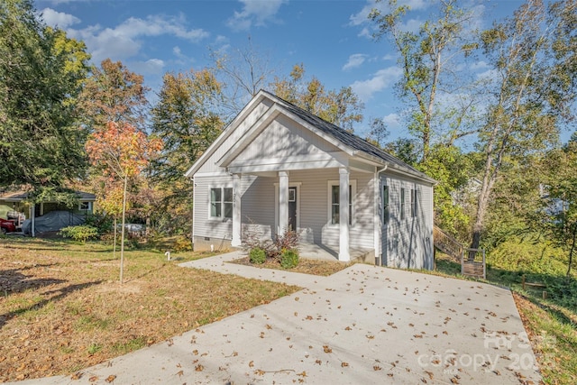 view of front of property featuring a porch, crawl space, and a front lawn