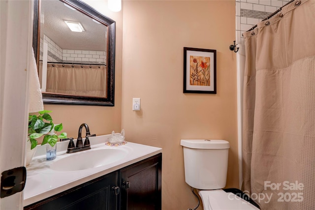 full bath with toilet, vanity, and a shower with curtain