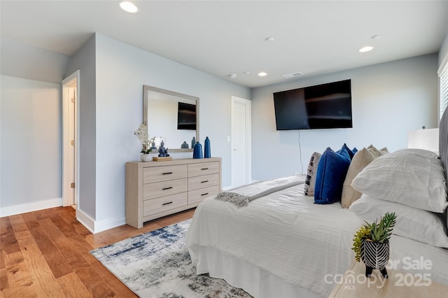 bedroom featuring recessed lighting, baseboards, visible vents, and light wood finished floors