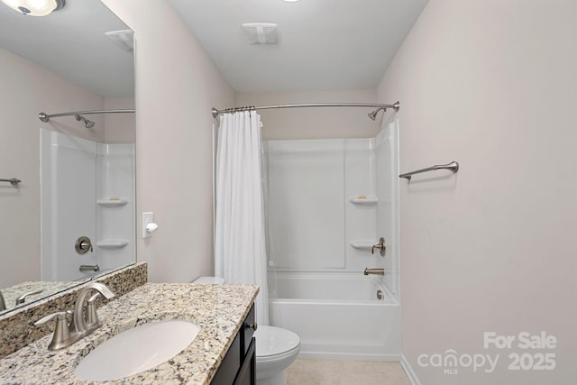 full bath featuring toilet, vanity, visible vents, baseboards, and shower / tub combo with curtain