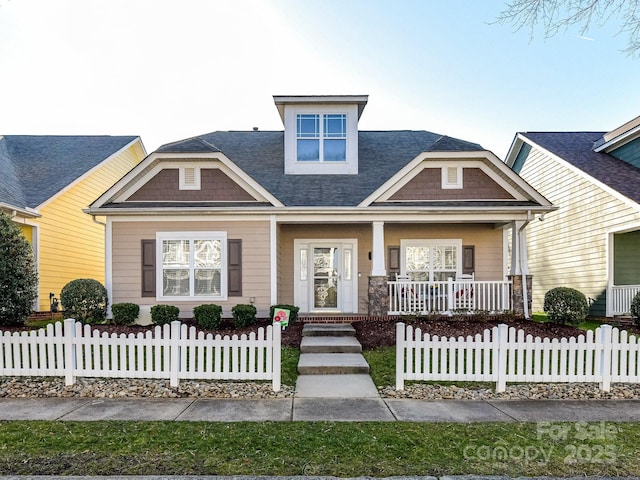 view of front of home featuring a porch and a fenced front yard