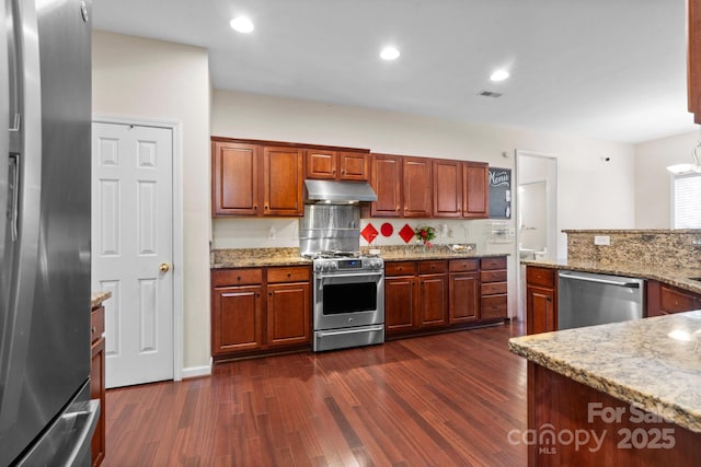 kitchen with stainless steel appliances, visible vents, dark wood-type flooring, and under cabinet range hood