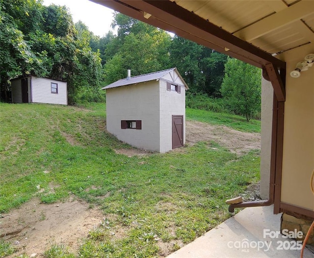 view of yard featuring an outdoor structure and a shed