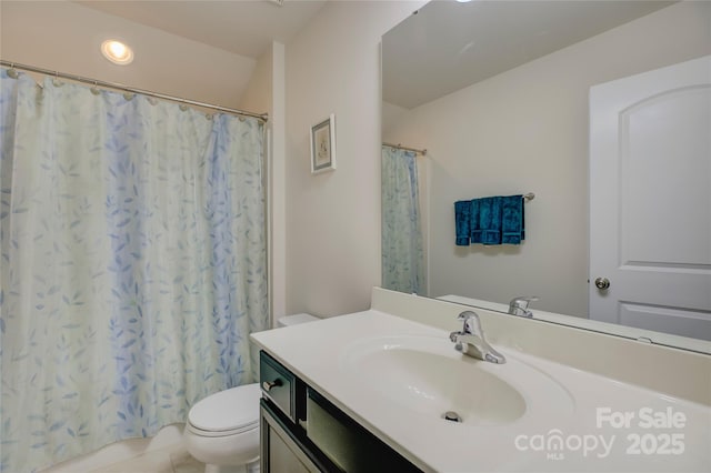 bathroom featuring a shower with shower curtain, vanity, and toilet