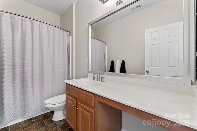 full bathroom featuring toilet, visible vents, a shower with shower curtain, and vanity