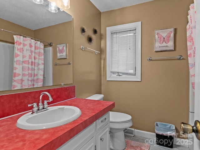 full bath with curtained shower, toilet, visible vents, vanity, and baseboards