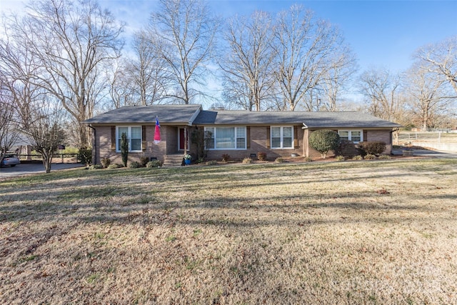 ranch-style home featuring a front lawn and brick siding