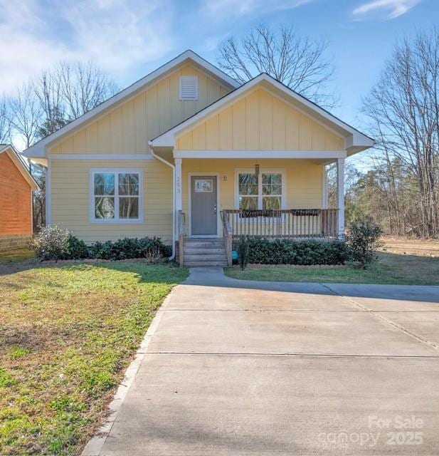 view of front of house featuring a front yard and covered porch