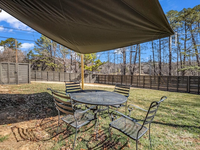 view of yard with a fenced backyard and an outdoor structure