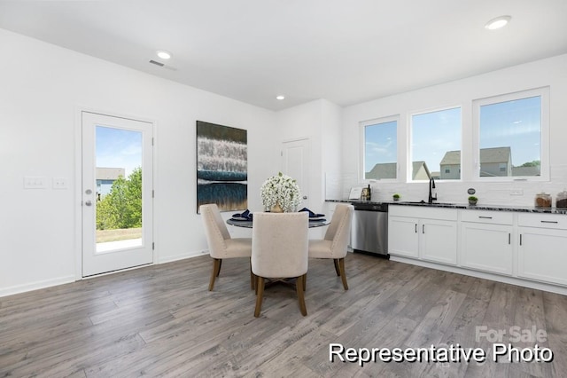 dining room with recessed lighting, visible vents, baseboards, and wood finished floors