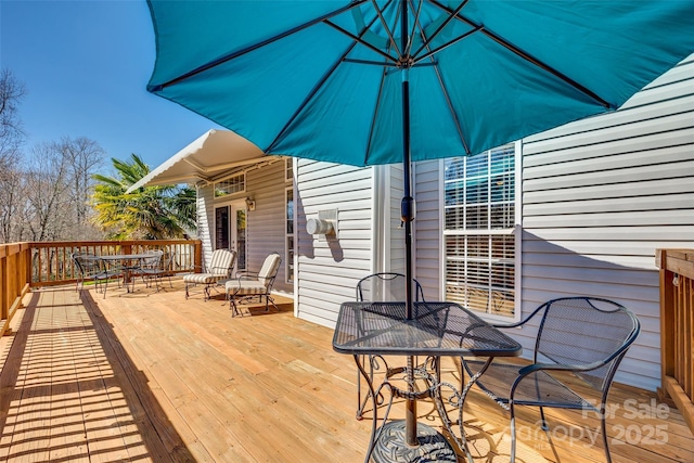 deck with outdoor dining space