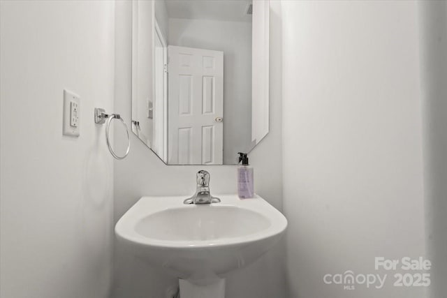 bathroom featuring a sink