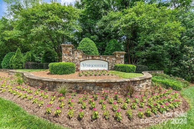 view of community / neighborhood sign