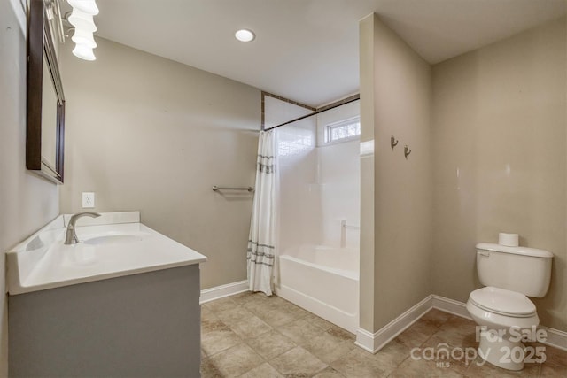 full bath with shower / tub combo, toilet, vanity, and baseboards