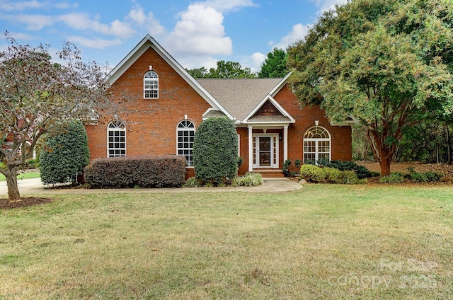 view of front of property featuring a front yard and brick siding