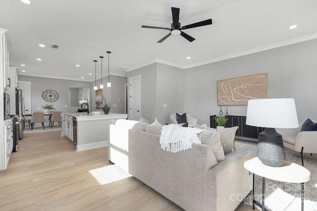 living room with light wood finished floors, ceiling fan, visible vents, and recessed lighting