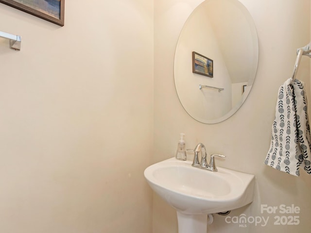 bathroom featuring a sink