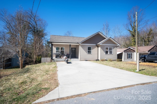 view of front of house with covered porch and a front yard