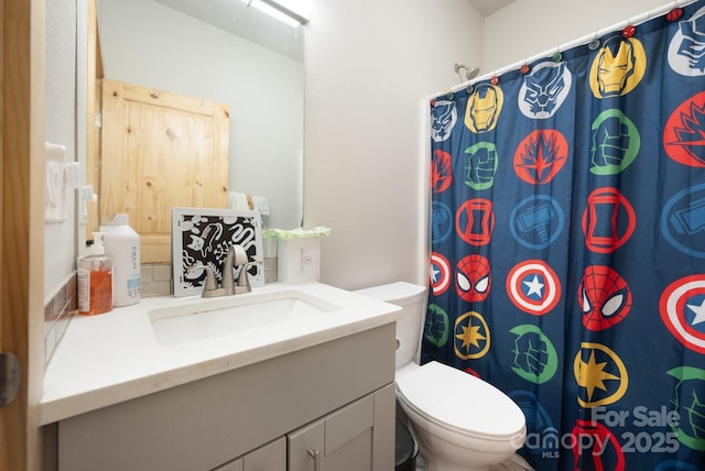 full bathroom featuring a shower with curtain, vanity, and toilet