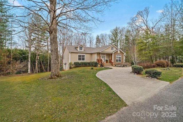 view of front of property featuring driveway and a front lawn