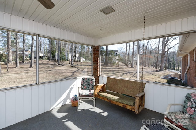 sunroom with ceiling fan