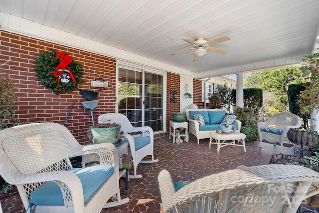 sunroom with ceiling fan