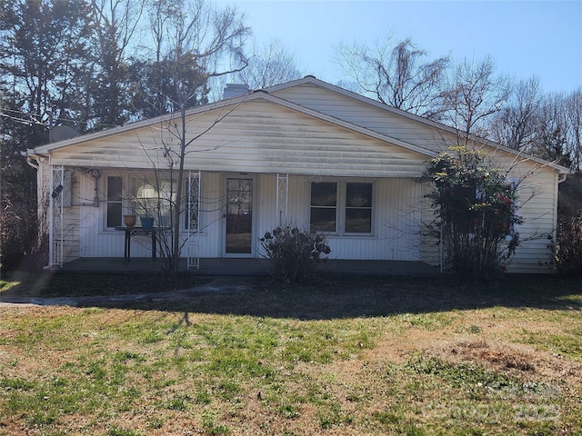 view of front of property featuring a front lawn