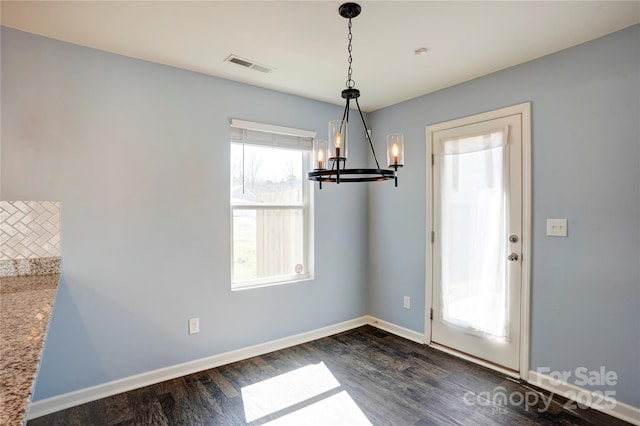 unfurnished room with dark wood-style floors, visible vents, an inviting chandelier, and baseboards