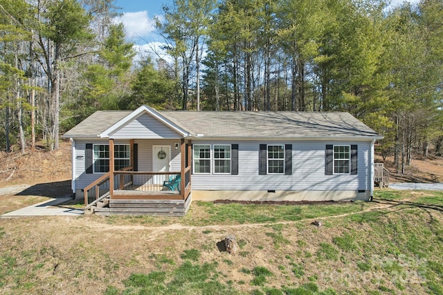 ranch-style house featuring crawl space, covered porch, and a front lawn