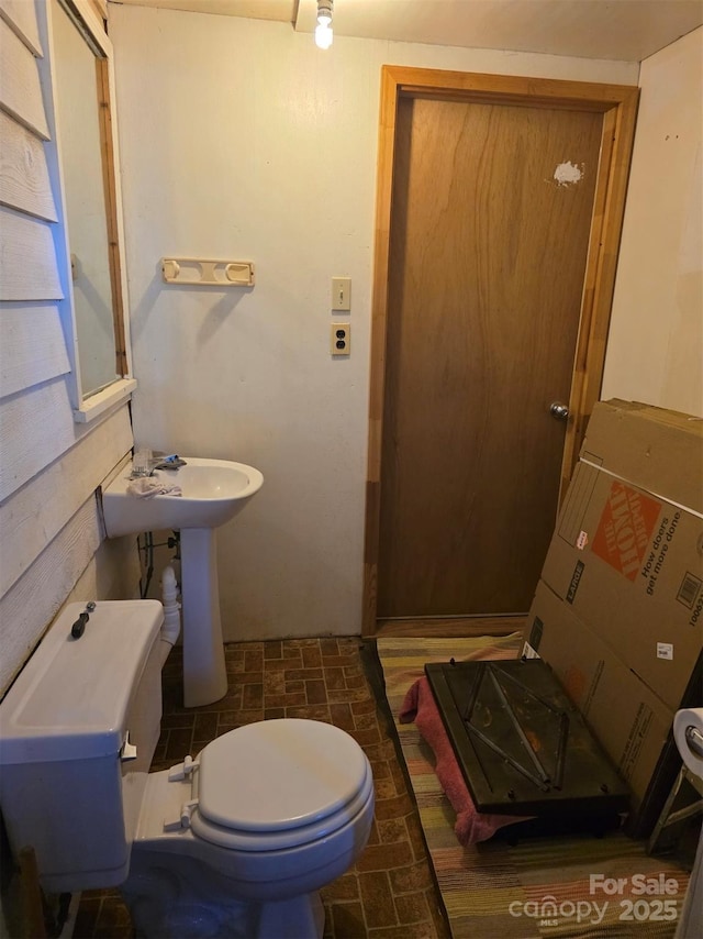 bathroom featuring toilet