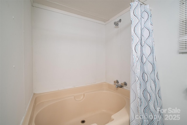 bathroom with shower / tub combo with curtain