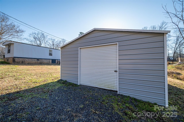 view of outdoor structure with an outbuilding and driveway