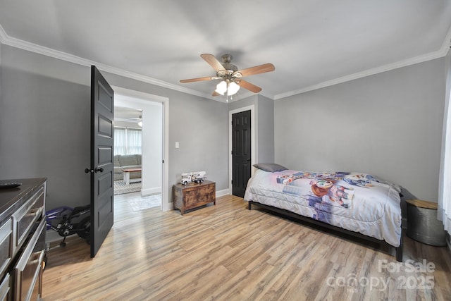 bedroom with ornamental molding, light wood-style flooring, baseboards, and a ceiling fan