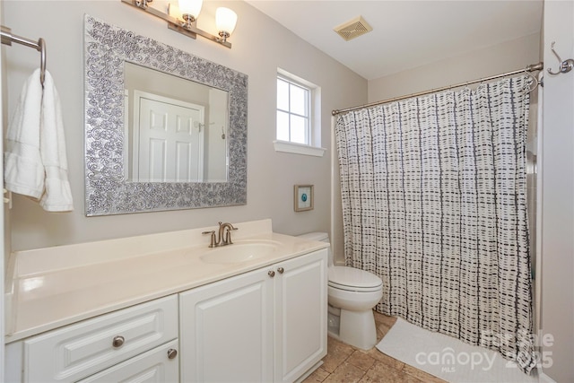 full bath featuring a shower with shower curtain, visible vents, vanity, and toilet