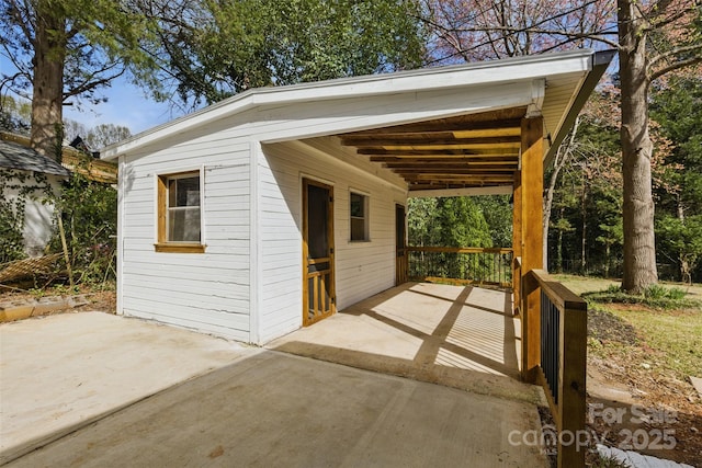 view of outdoor structure with an outdoor structure