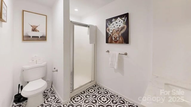 full bathroom featuring toilet, a shower stall, and baseboards