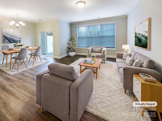 living room featuring an inviting chandelier, crown molding, baseboards, and wood finished floors