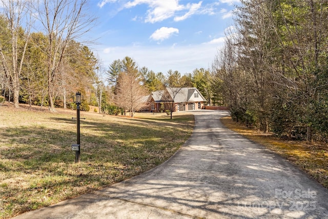 view of front of house featuring a front lawn and a detached garage