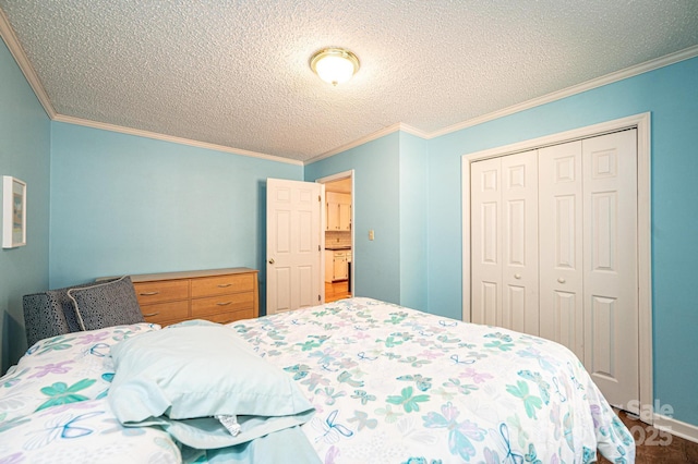 bedroom featuring crown molding, a textured ceiling, baseboards, and a closet