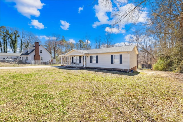 view of front of property featuring a front yard, crawl space, and fence