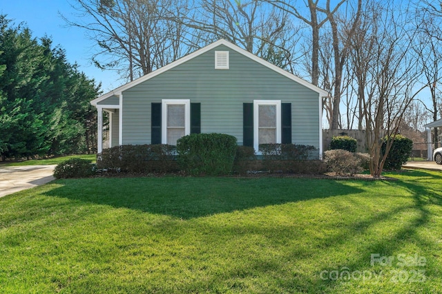 view of front of home featuring a front lawn