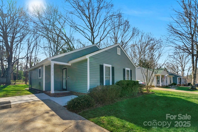 view of front of home with a front lawn