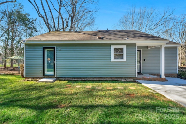 view of front of house with fence and a front lawn