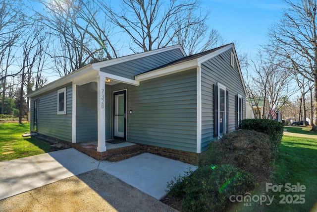 view of front of house with a front lawn