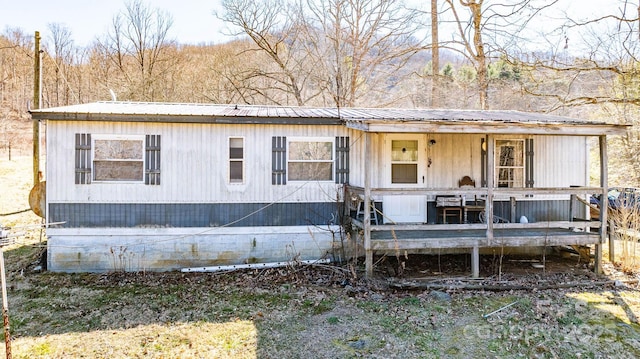 manufactured / mobile home featuring metal roof