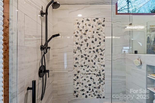 full bathroom featuring a tile shower