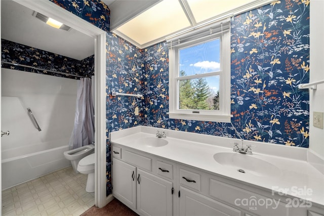 full bath featuring shower / bath combo with shower curtain, a sink, toilet, and wallpapered walls