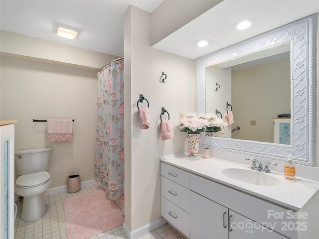 bathroom featuring curtained shower, baseboards, vanity, and toilet